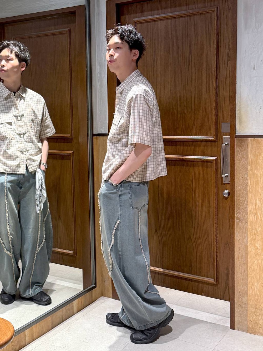 ブルー系のデニムパンツ、ベージュ系のシャツ/ブラウスを着用したメンズの夏コーディネートの4枚目の写真