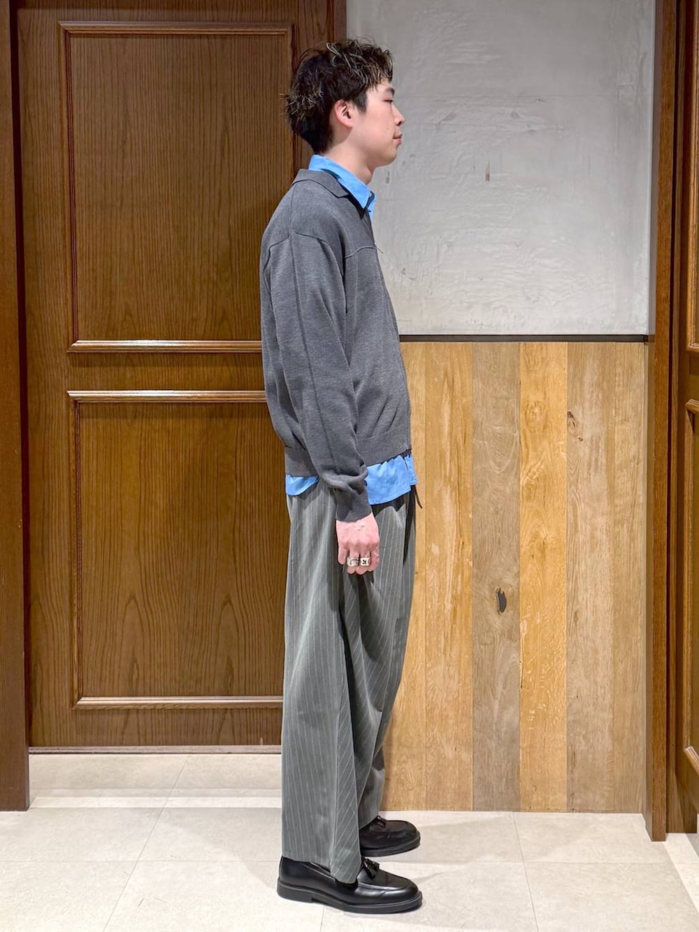 ブルー系のシャツ/ブラウス、グレー系のシャツ/ブラウスを着用したメンズの春コーディネートの5枚目の写真