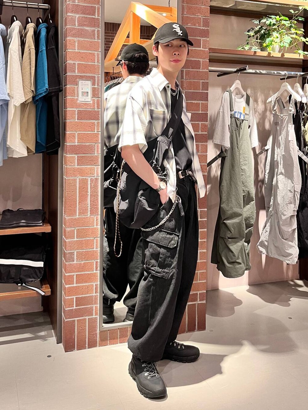 グレー系のデニムパンツ、ブラック系のショルダーバッグ、ブルー系のシャツ/ブラウスを着用したメンズの夏コーディネートの2枚目の写真