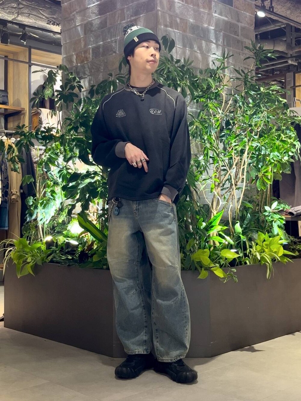 ブルー系のデニムパンツ、ブラック系のスウェット、ブラック系のニットキャップ/ビーニーを着用したメンズの秋コーディネートの2枚目の写真