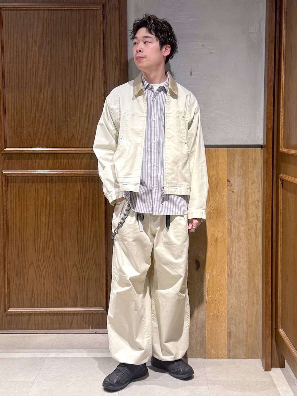 ホワイト系のスラックス、ホワイト系のブルゾン、ホワイト系のシャツ/ブラウスを着用したメンズの春コーディネートの6枚目の写真