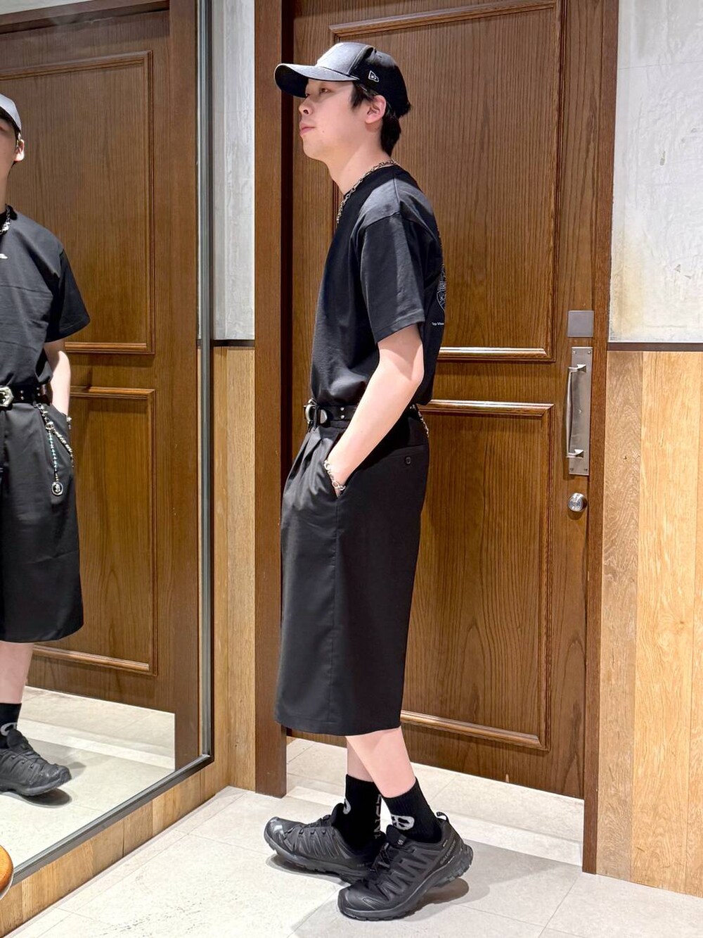 ブラック系のスラックス、ブラック系のTシャツ/カットソーを着用したメンズの春コーディネートの3枚目の写真