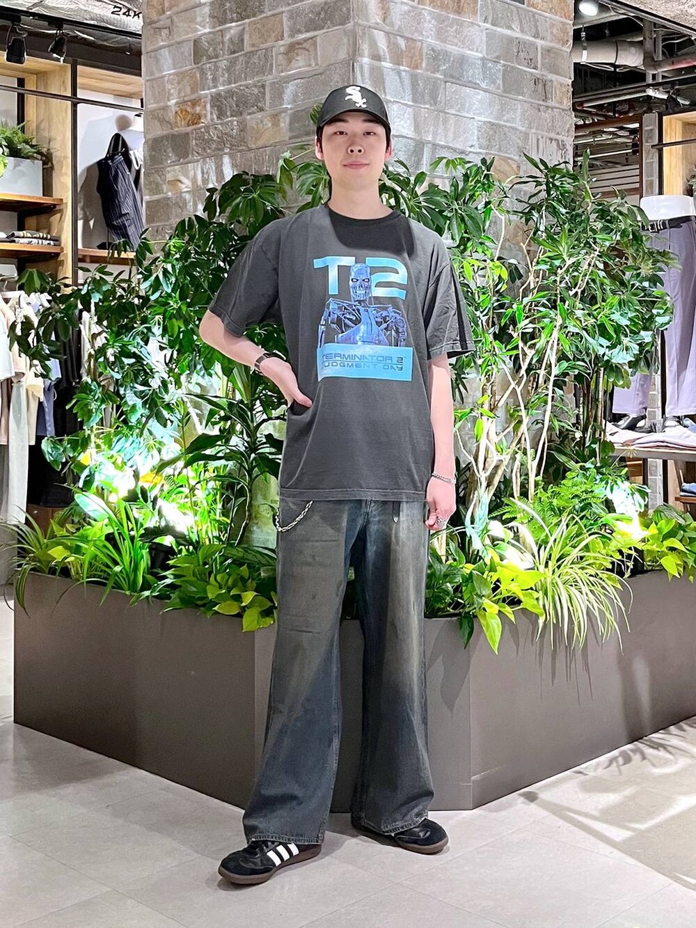 ブルー系のデニムパンツ、グレー系のTシャツ/カットソー、その他のウォレットチェーンを着用したメンズの夏コーディネートの2枚目の写真