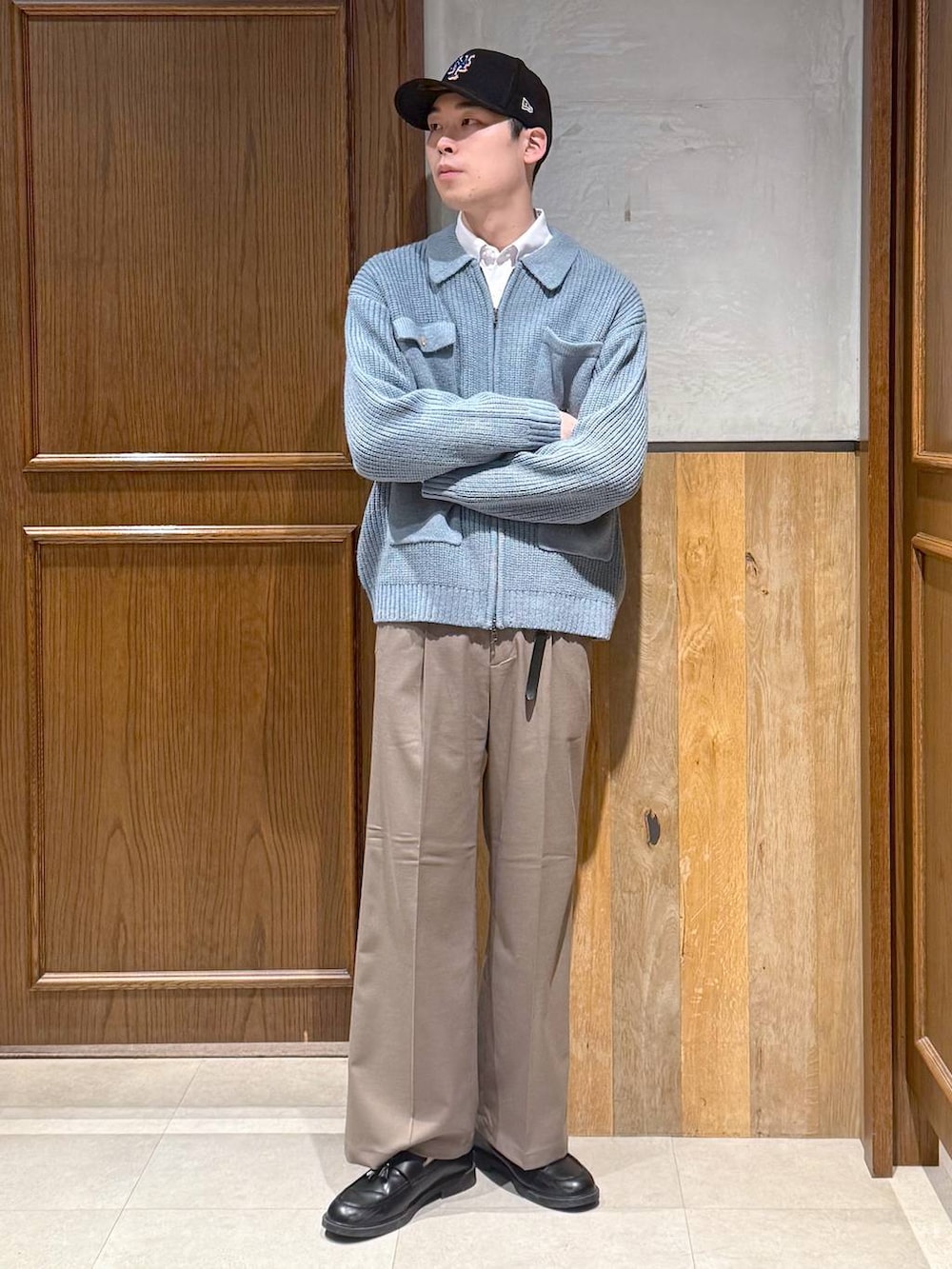 ベージュ系のスラックス、ホワイト系のシャツ/ブラウス、ブルー系のニット/セーターを着用したメンズの冬コーディネートの7枚目の写真