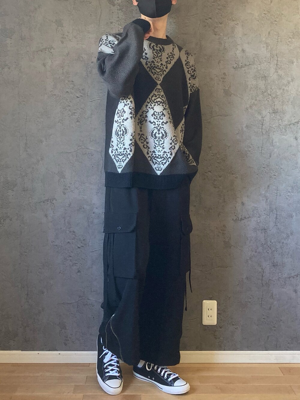 グレー系のニット/セーター、ブラック系のカーゴパンツ、その他のおもちゃを着用したメンズの冬コーディネートの2枚目の写真