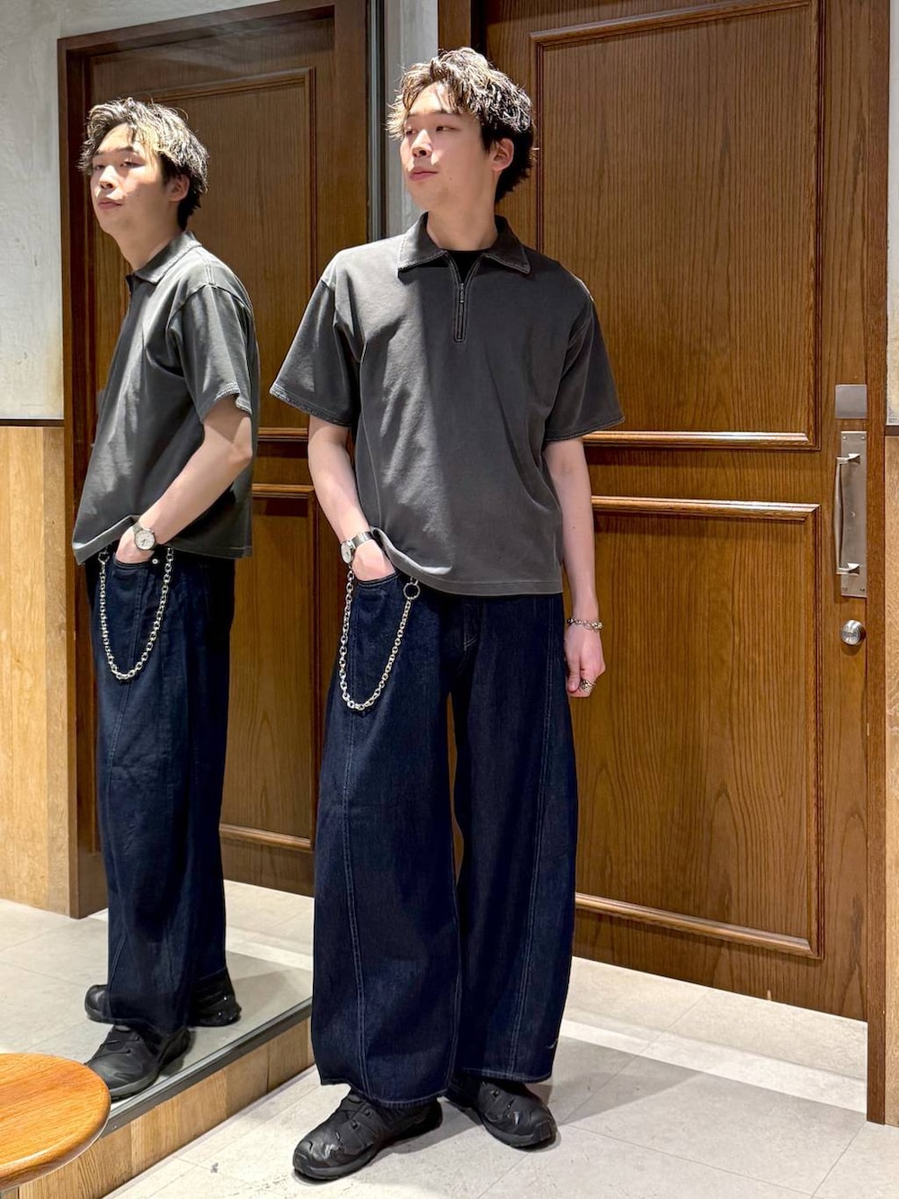 ブルー系のデニムパンツ、その他のTシャツ/カットソー、シルバー系のウォレットチェーンを着用したメンズの春コーディネートの2枚目の写真