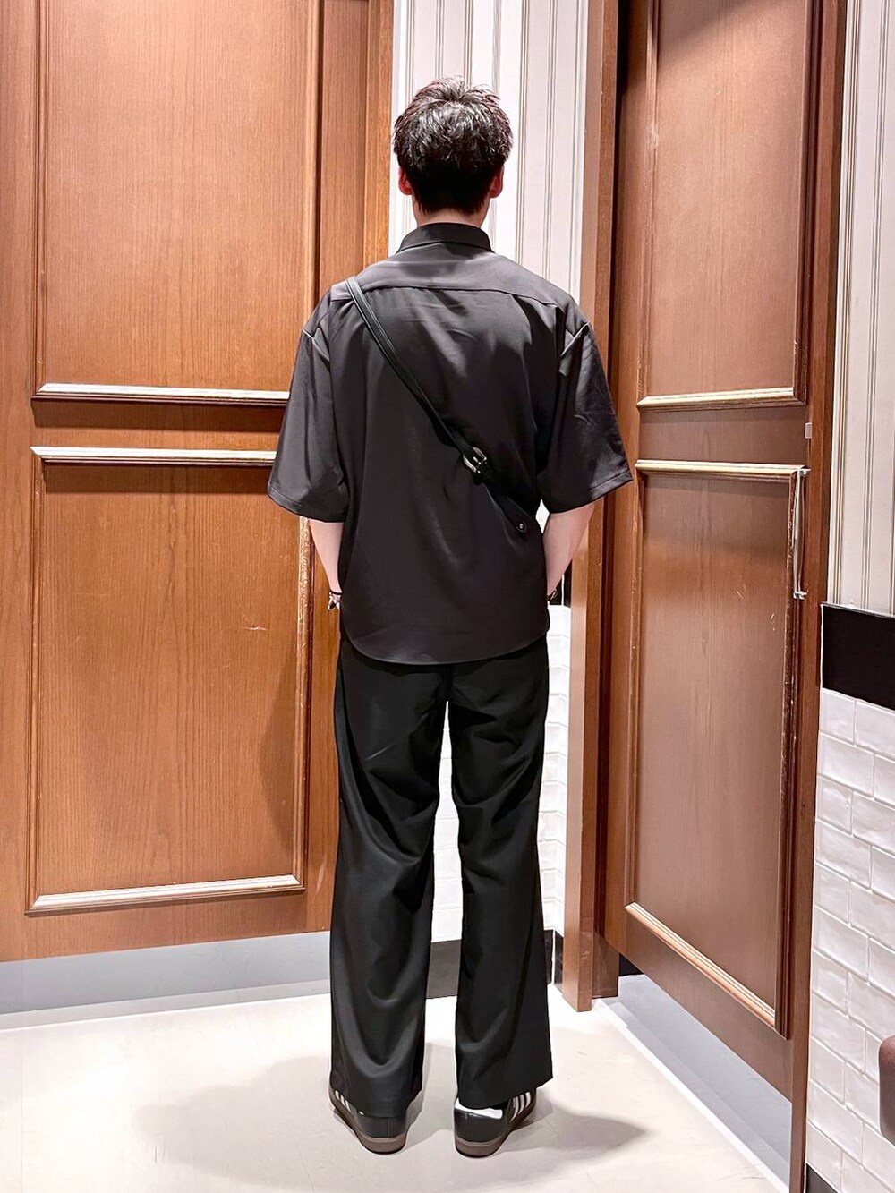 ブラック系のスラックス、ブラック系のショルダーバッグ、ブラック系のシャツ/ブラウスを着用したメンズの夏コーディネートの5枚目の写真