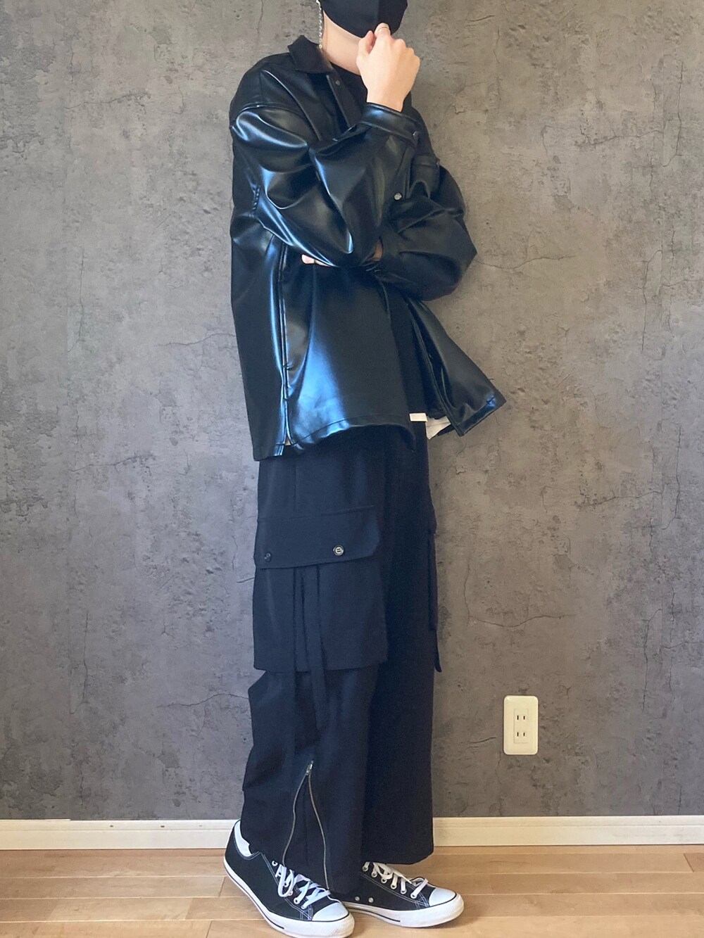 ブラック系のTシャツ/カットソー、ブラック系のその他アウター、ブラック系のショルダーバッグを着用したメンズの冬コーディネートの2枚目の写真