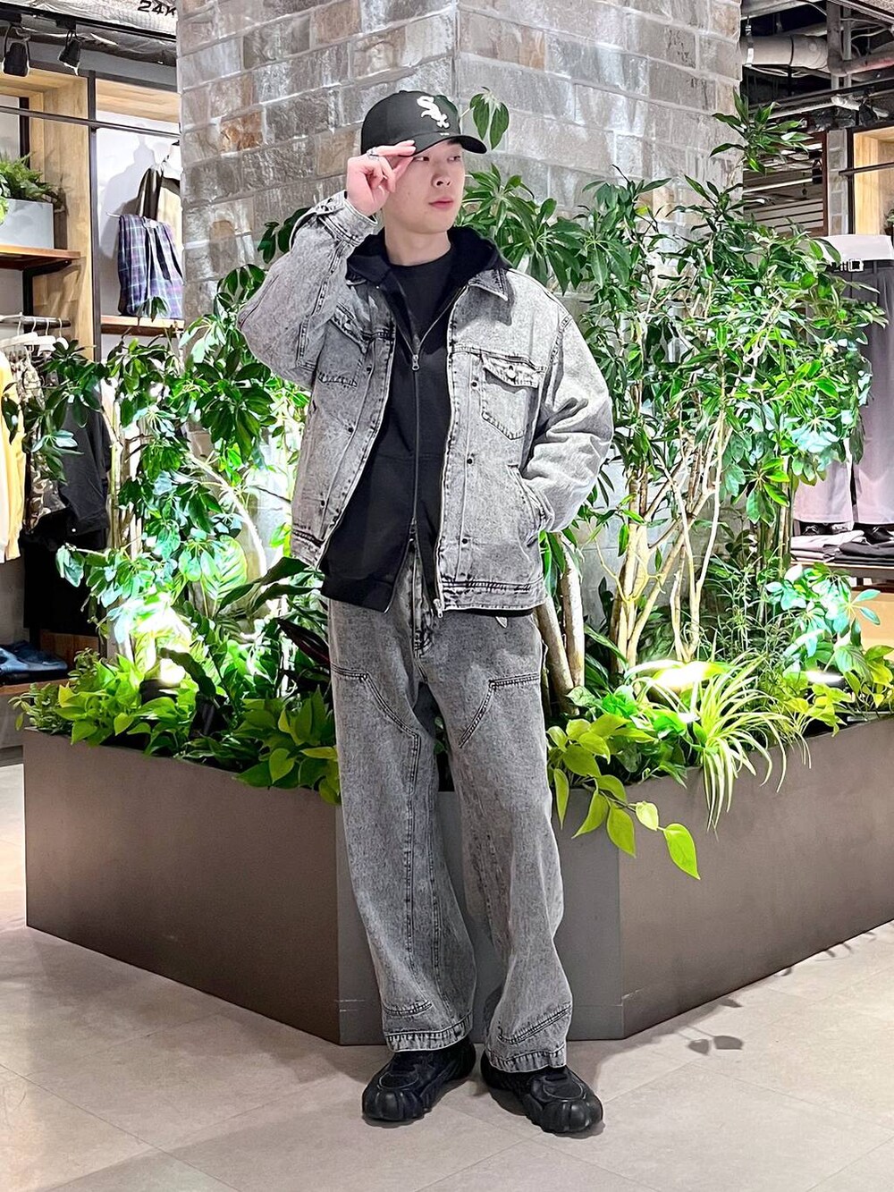 その他のデニムパンツ、その他のデニムジャケット、その他のパーカーを着用したメンズの春コーディネートの5枚目の写真