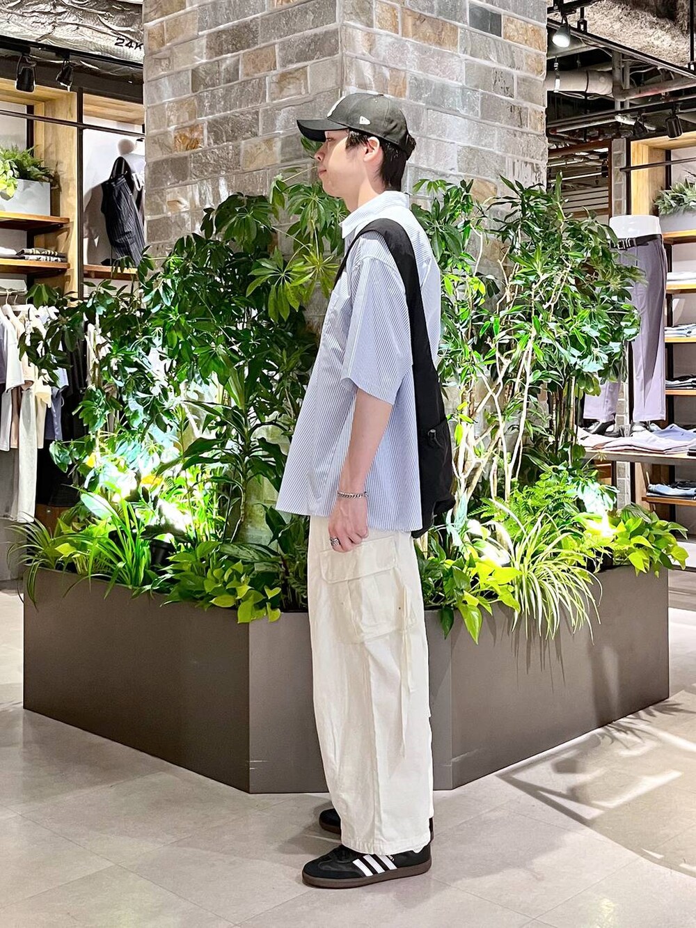 ホワイト系のカーゴパンツ、ブルー系のシャツ/ブラウス、ブラック系のショルダーバッグを着用したメンズの夏コーディネートの3枚目の写真