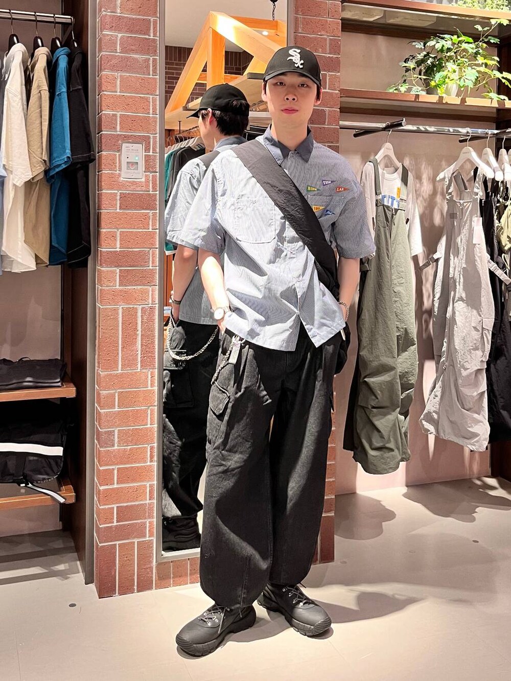 グレー系のデニムパンツ、ブラック系のショルダーバッグ、ブルー系のシャツ/ブラウスを着用したメンズの夏コーディネートの6枚目の写真