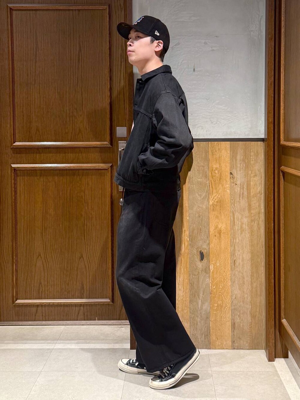 ブラック系のデニムパンツ、ブラック系のデニムジャケット、ピンク系のニット/セーターを着用したメンズの冬コーディネートの4枚目の写真