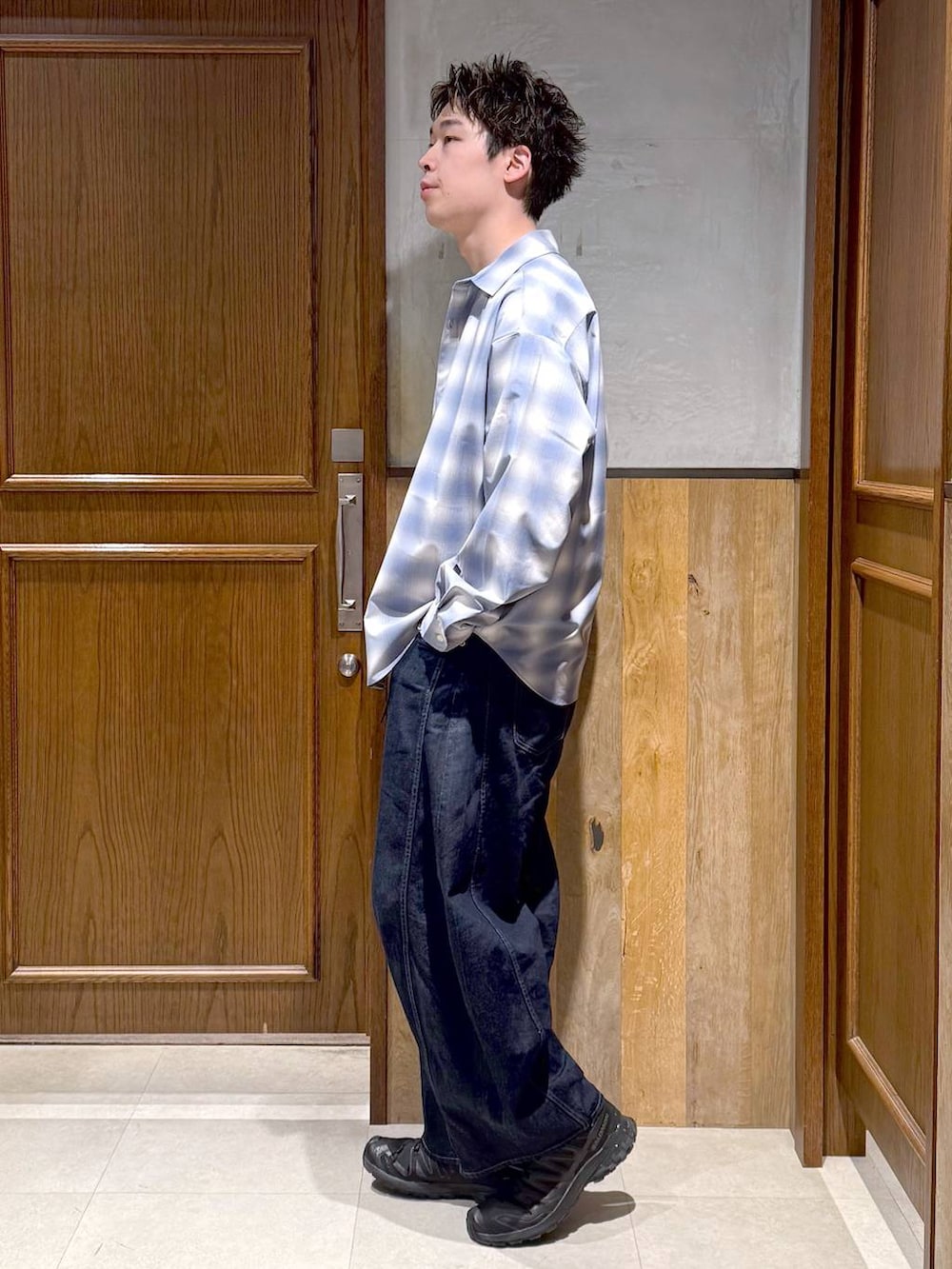 ブルー系のシャツ/ブラウス、ブルー系のデニムパンツ、ホワイト系のTシャツ/カットソーを着用したメンズの春コーディネートの3枚目の写真