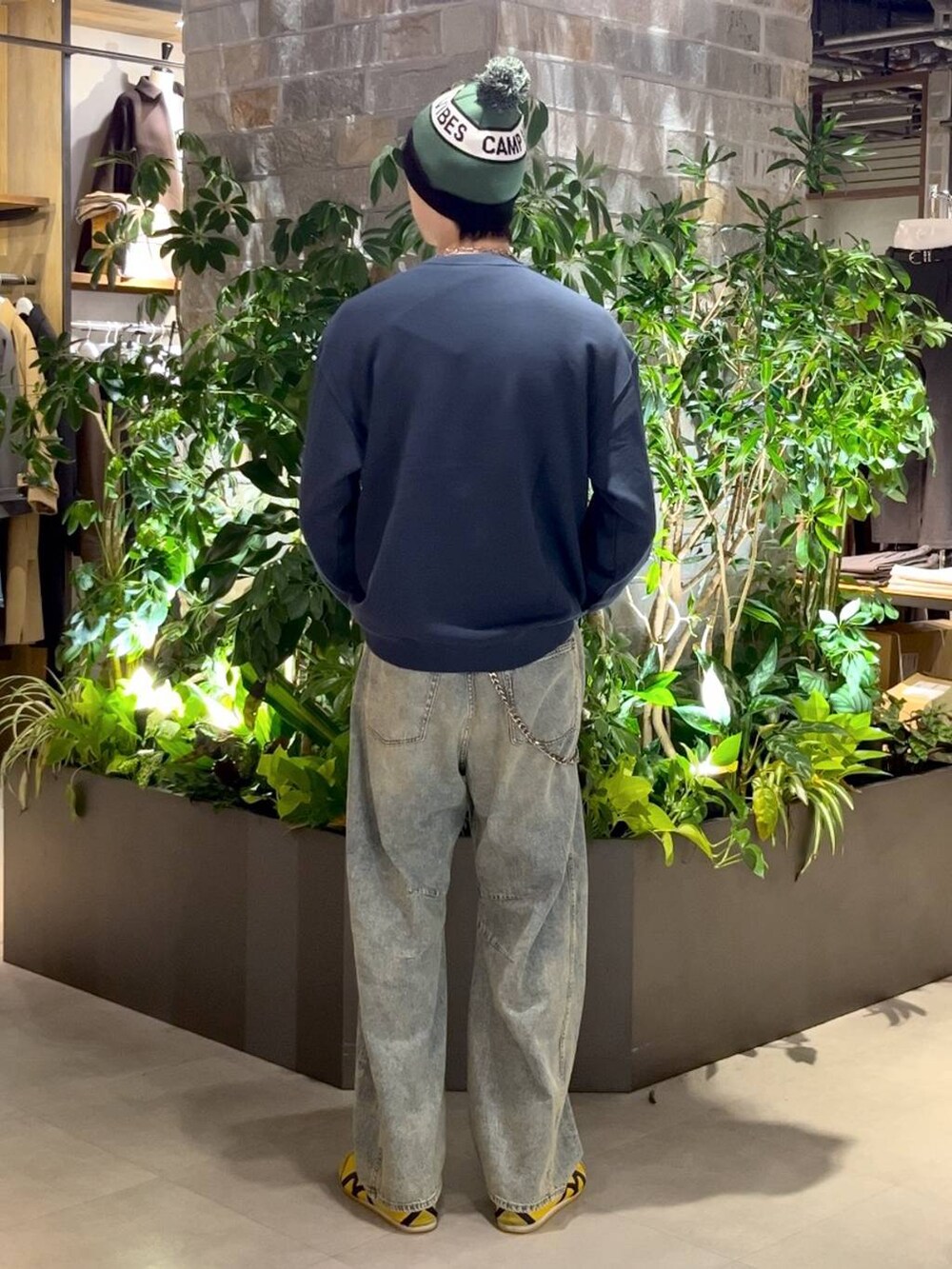 ブルー系のデニムパンツ、ブルー系のスウェット、ブラック系のニットキャップ/ビーニーを着用したメンズの秋コーディネートの4枚目の写真