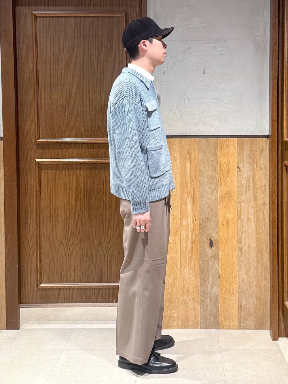 ベージュ系のスラックス、ホワイト系のシャツ/ブラウス、ブルー系のニット/セーターを着用したメンズの冬コーディネートの6枚目の写真