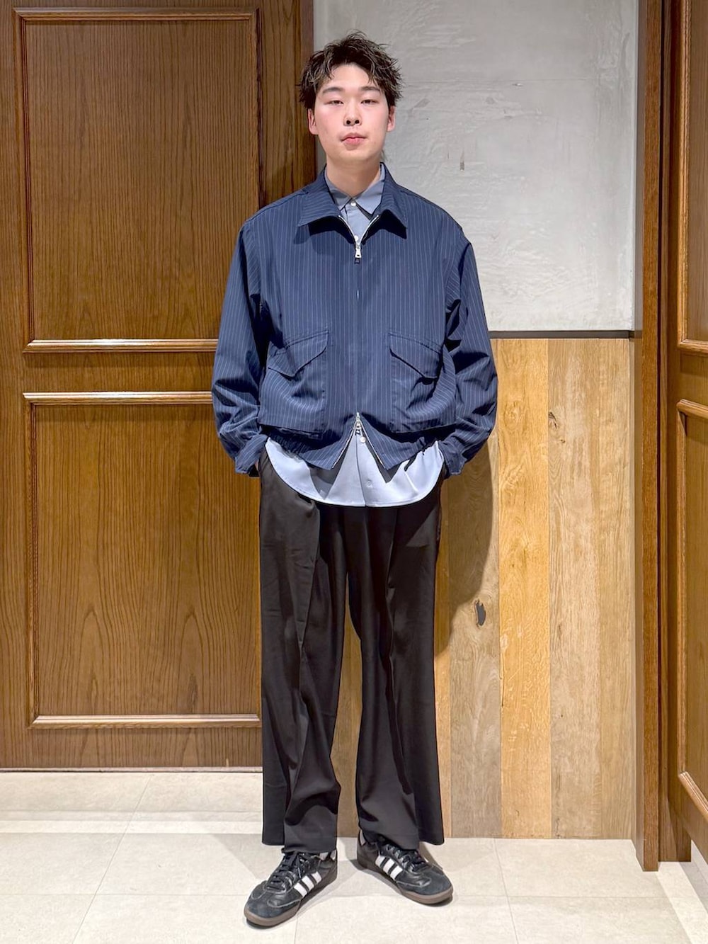 ブルー系のシャツ/ブラウス、ブラック系のスラックス、ブルー系のブルゾンを着用したメンズの春コーディネートの2枚目の写真