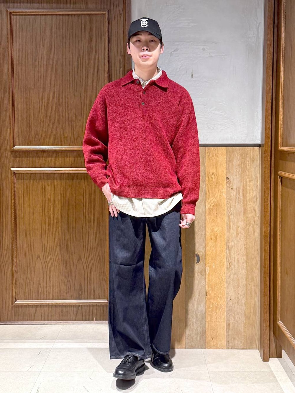 ブルー系のデニムパンツ、ホワイト系のシャツ/ブラウス、レッド系のポロシャツを着用したメンズの冬コーディネートの2枚目の写真
