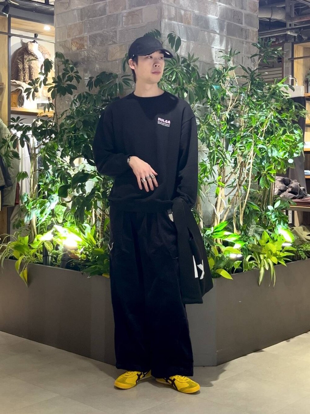 ブラック系のトートバッグ、ブラック系のカーゴパンツ、ブラック系のスウェットを着用したメンズの秋コーディネートの4枚目の写真