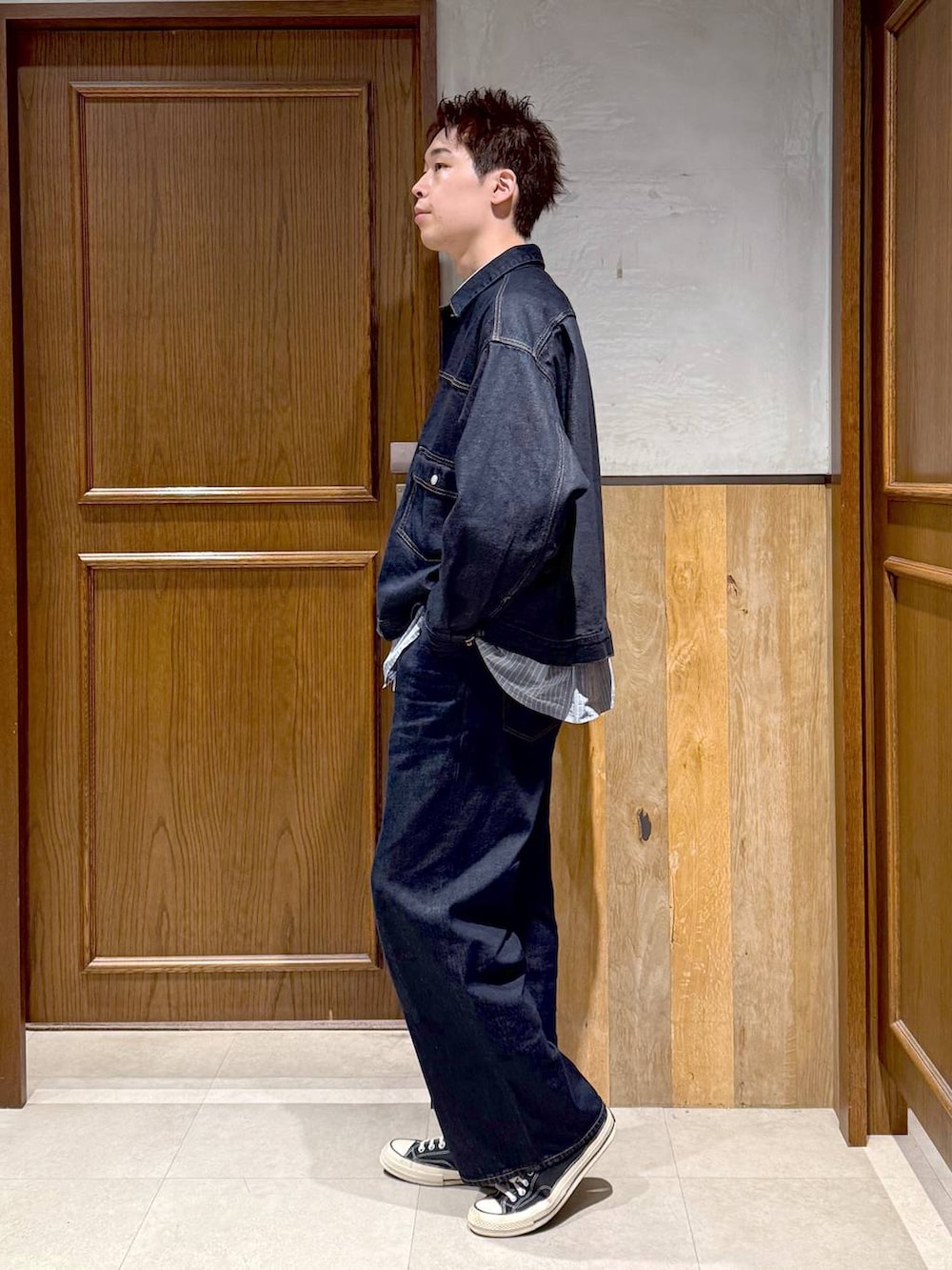 ブルー系のデニムパンツ、ブルー系のデニムジャケット、ブルー系のシャツ/ブラウスを着用したメンズの秋コーディネートの4枚目の写真