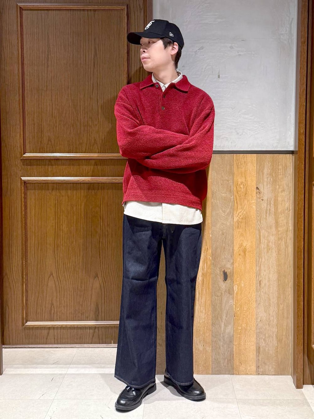 ブルー系のデニムパンツ、ホワイト系のシャツ/ブラウス、レッド系のポロシャツを着用したメンズの冬コーディネートの6枚目の写真