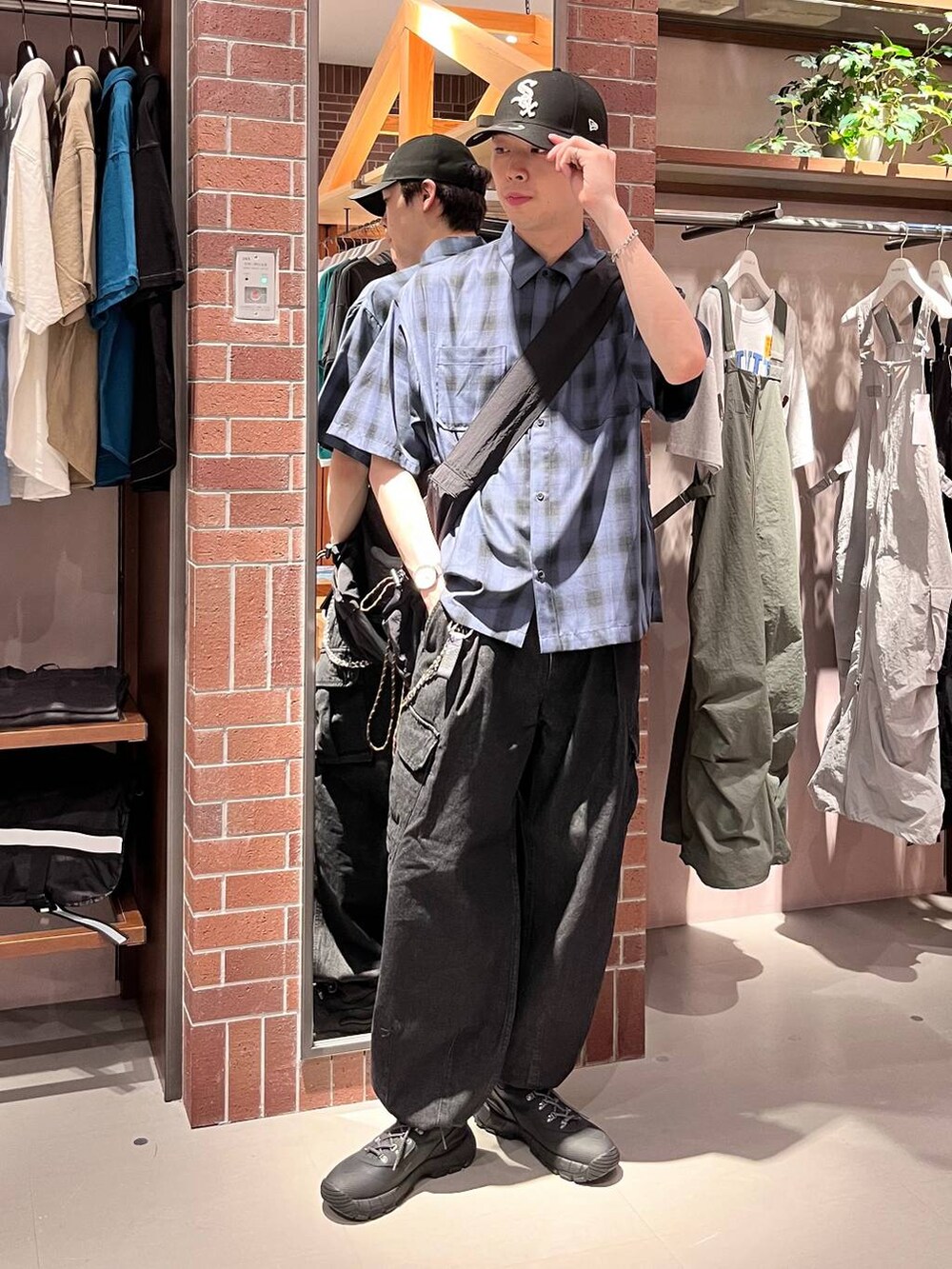 グレー系のデニムパンツ、ブラック系のショルダーバッグ、ブルー系のシャツ/ブラウスを着用したメンズの夏コーディネートの3枚目の写真