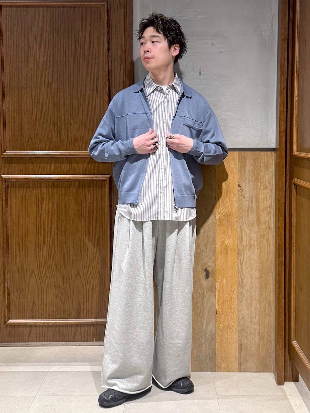 ホワイト系のシャツ/ブラウス、ブルー系のシャツ/ブラウス、グレー系のスウェットパンツを着用したメンズの春コーディネートの2枚目の写真