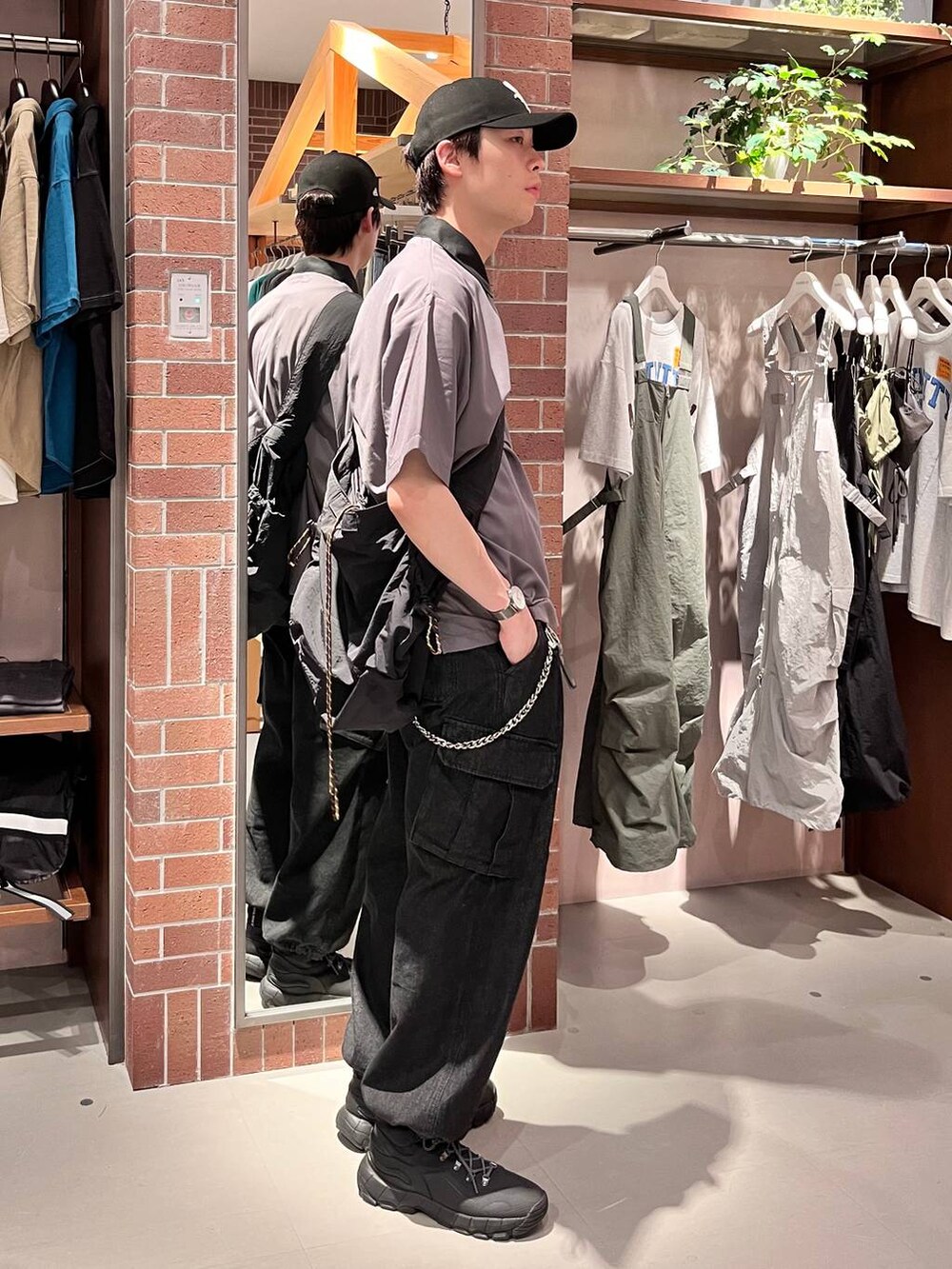 グレー系のデニムパンツ、ブラック系のショルダーバッグ、グレー系のシャツ/ブラウスを着用したメンズの夏コーディネートの3枚目の写真