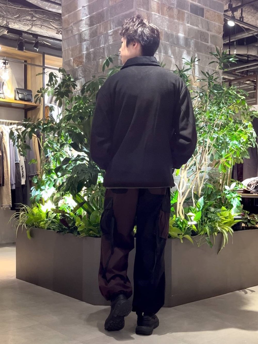 ブラック系のブルゾン、ブラック系のカーゴパンツ、グレー系のスウェットを着用したメンズの秋コーディネートの2枚目の写真