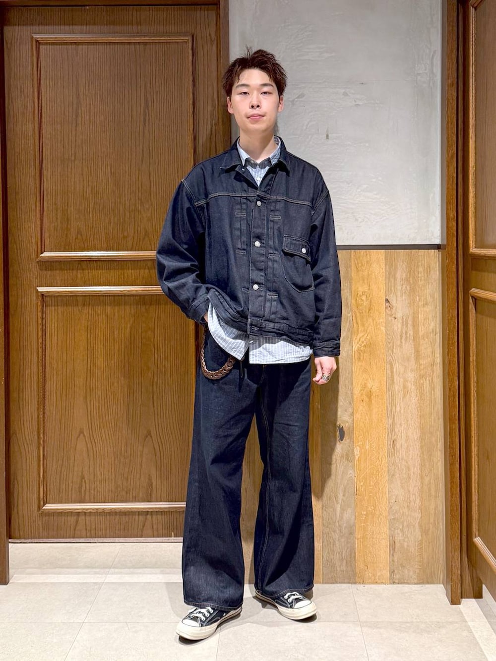 ブルー系のデニムパンツ、ブルー系のデニムジャケット、ブルー系のシャツ/ブラウスを着用したメンズの秋コーディネートの3枚目の写真