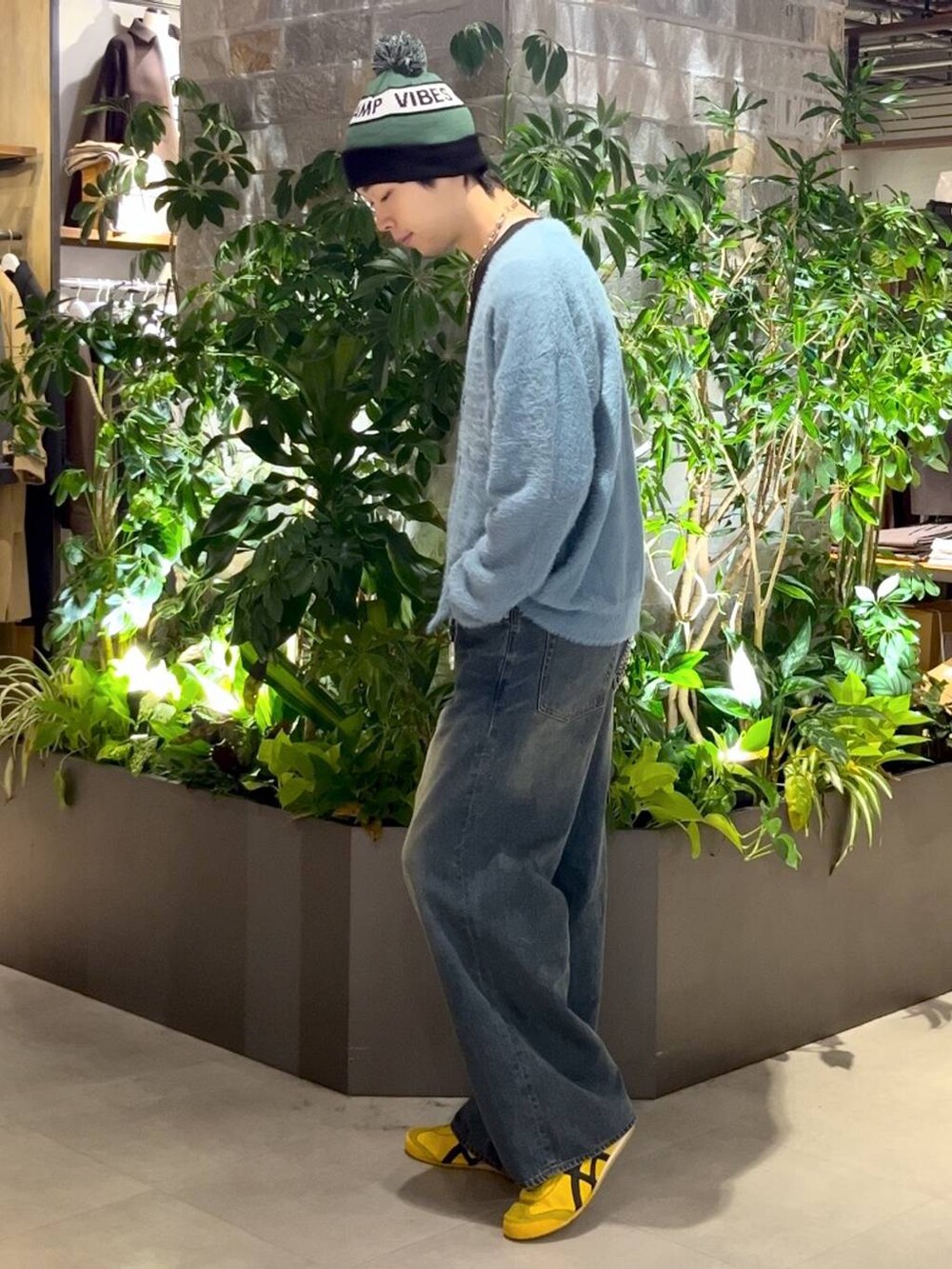 ブルー系のデニムパンツ、ブルー系のカーディガン/ボレロ、ブラック系のニットキャップ/ビーニーを着用したメンズの秋コーディネートの4枚目の写真