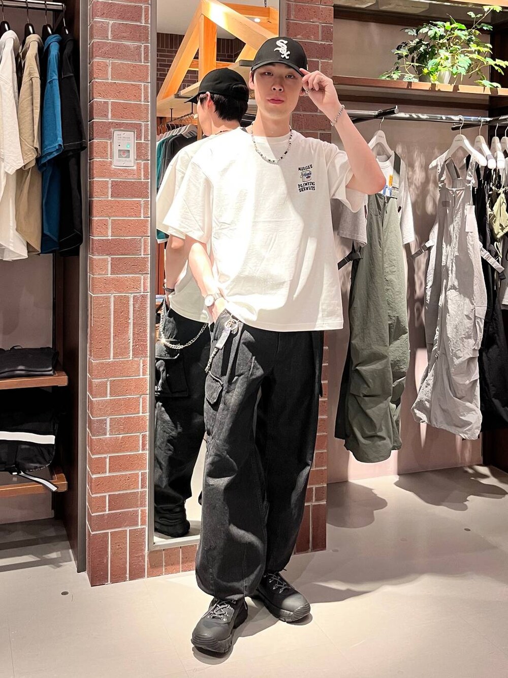 グレー系のデニムパンツ、ホワイト系のTシャツ/カットソー、パープル系のネックレスを着用したメンズの夏コーディネートの3枚目の写真