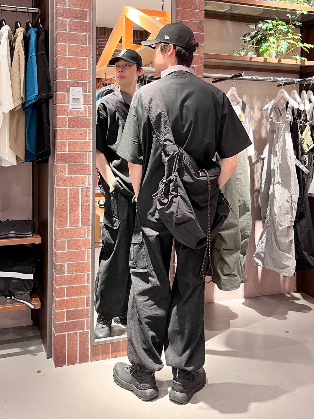 グレー系のデニムパンツ、ブラック系のショルダーバッグ、ブラック系のシャツ/ブラウスを着用したメンズの夏コーディネートの4枚目の写真