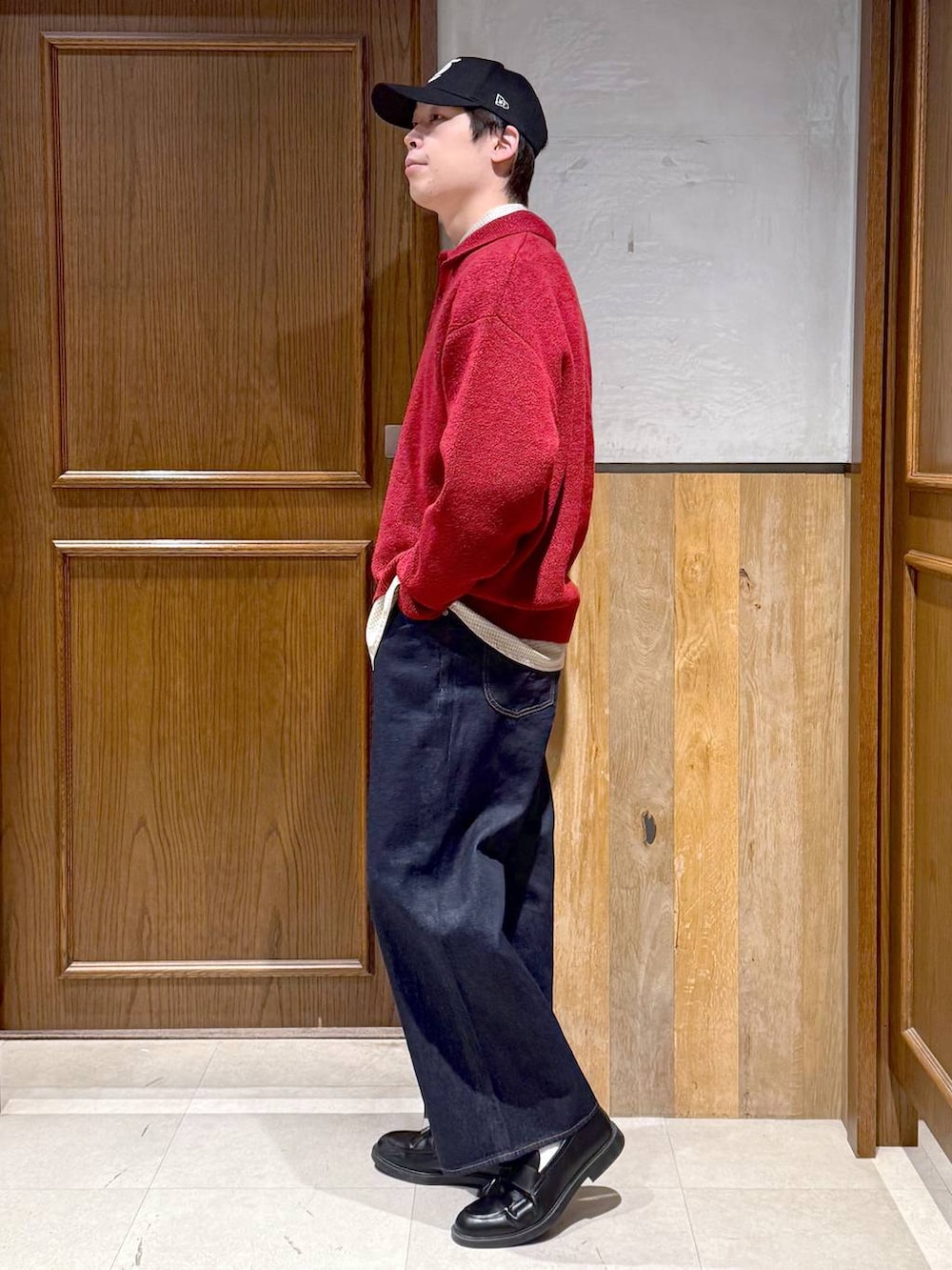 ブルー系のデニムパンツ、ホワイト系のシャツ/ブラウス、レッド系のポロシャツを着用したメンズの冬コーディネートの3枚目の写真