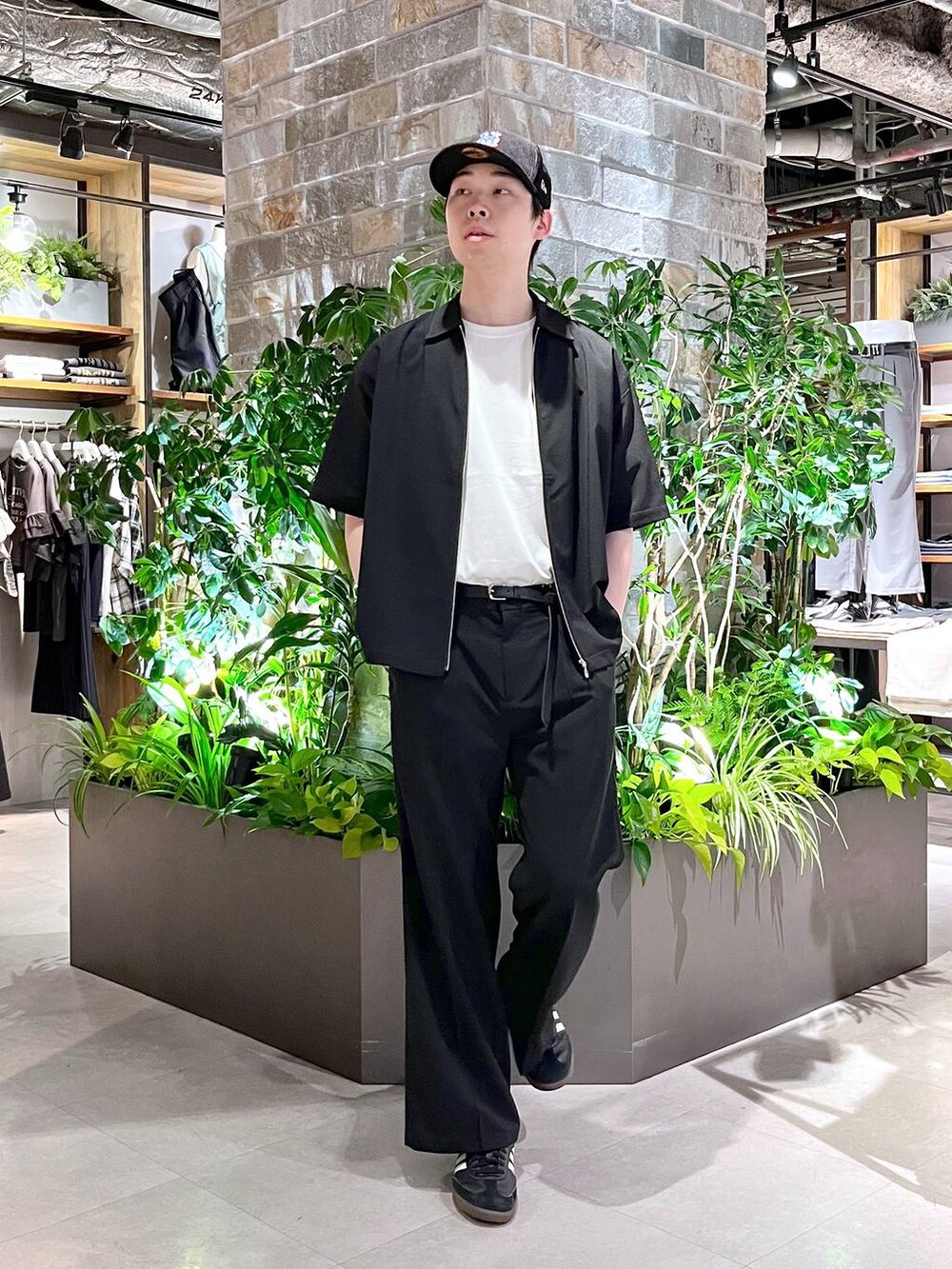 ホワイト系のTシャツ/カットソー、ブラック系のシャツ/ブラウス、ブラック系のスラックスを着用したメンズの春コーディネートの3枚目の写真