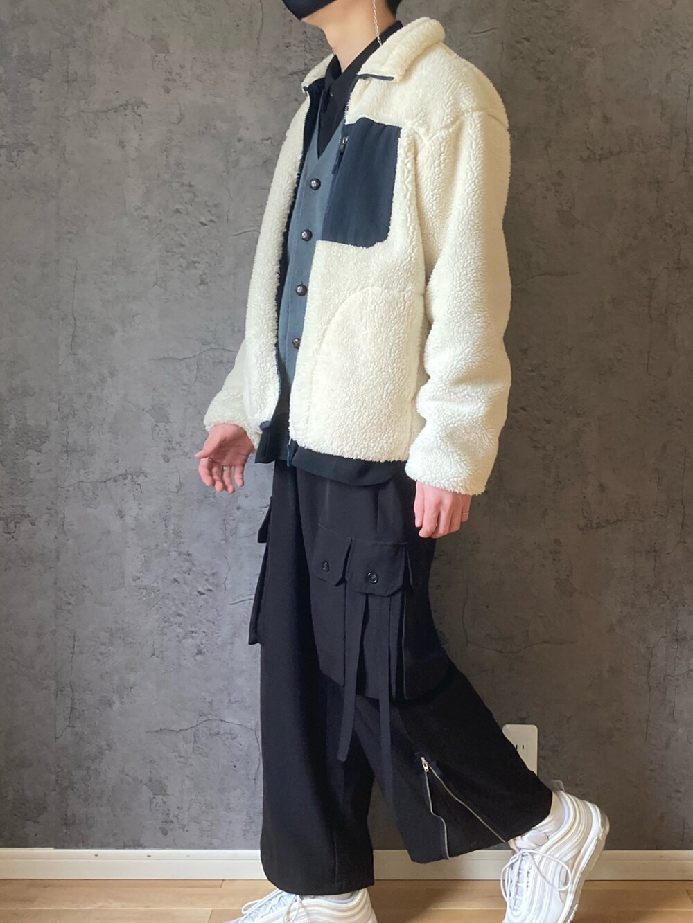 ホワイト系のブルゾン、ブルー系のカーディガン/ボレロ、ホワイト系のシャツ/ブラウスを着用したメンズの冬コーディネートの2枚目の写真