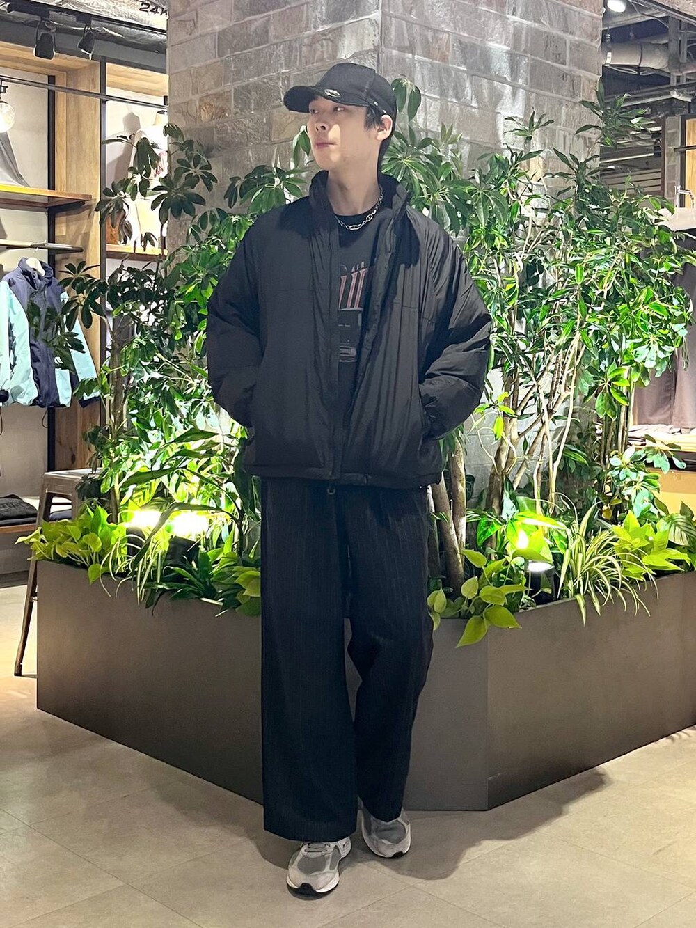 ブラック系のダウンジャケット/コート、ブラック系のスラックス、その他のスウェットを着用したメンズの冬コーディネートの2枚目の写真