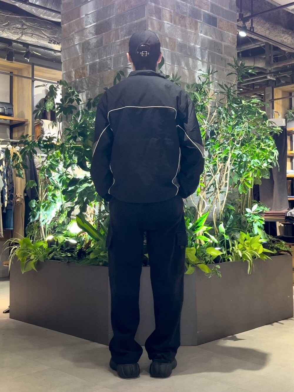 ブラック系のスウェットパンツ、ブラック系のスウェットを着用したメンズの秋コーディネートの4枚目の写真