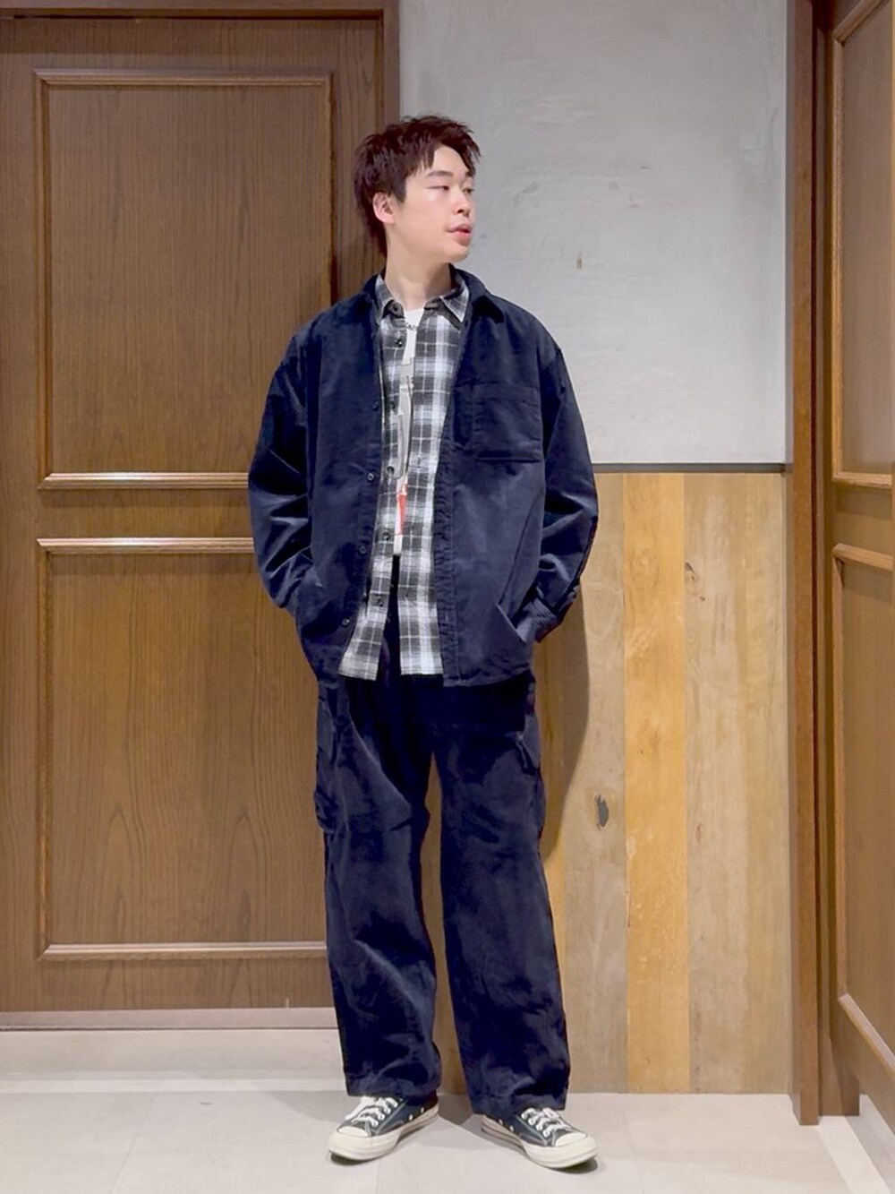 ブラック系のシャツ/ブラウス、ブルー系のカーゴパンツ、ブルー系のシャツ/ブラウスを着用したメンズの秋コーディネートの2枚目の写真