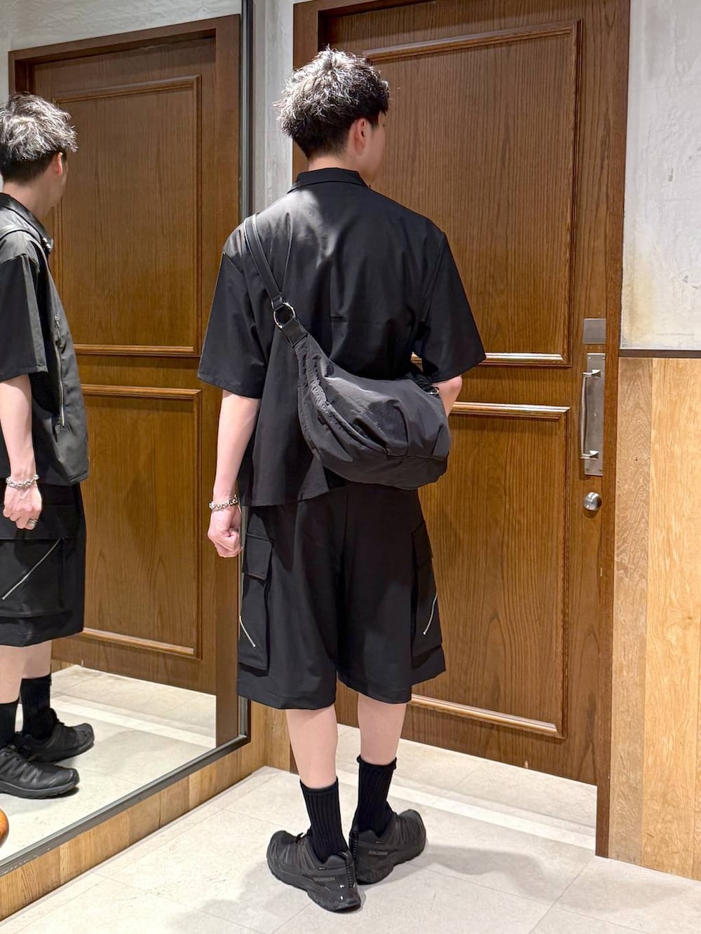 ブラック系のショルダーバッグ、ホワイト系のTシャツ/カットソー、ブラック系のシャツ/ブラウスを着用したメンズの春コーディネートの5枚目の写真