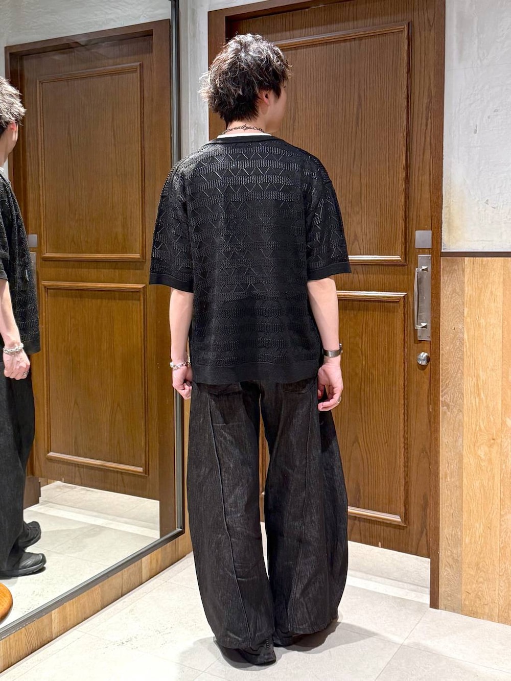 ホワイト系のTシャツ/カットソー、ブラック系のデニムパンツ、ブラック系のカーディガン/ボレロを着用したメンズの春コーディネートの4枚目の写真