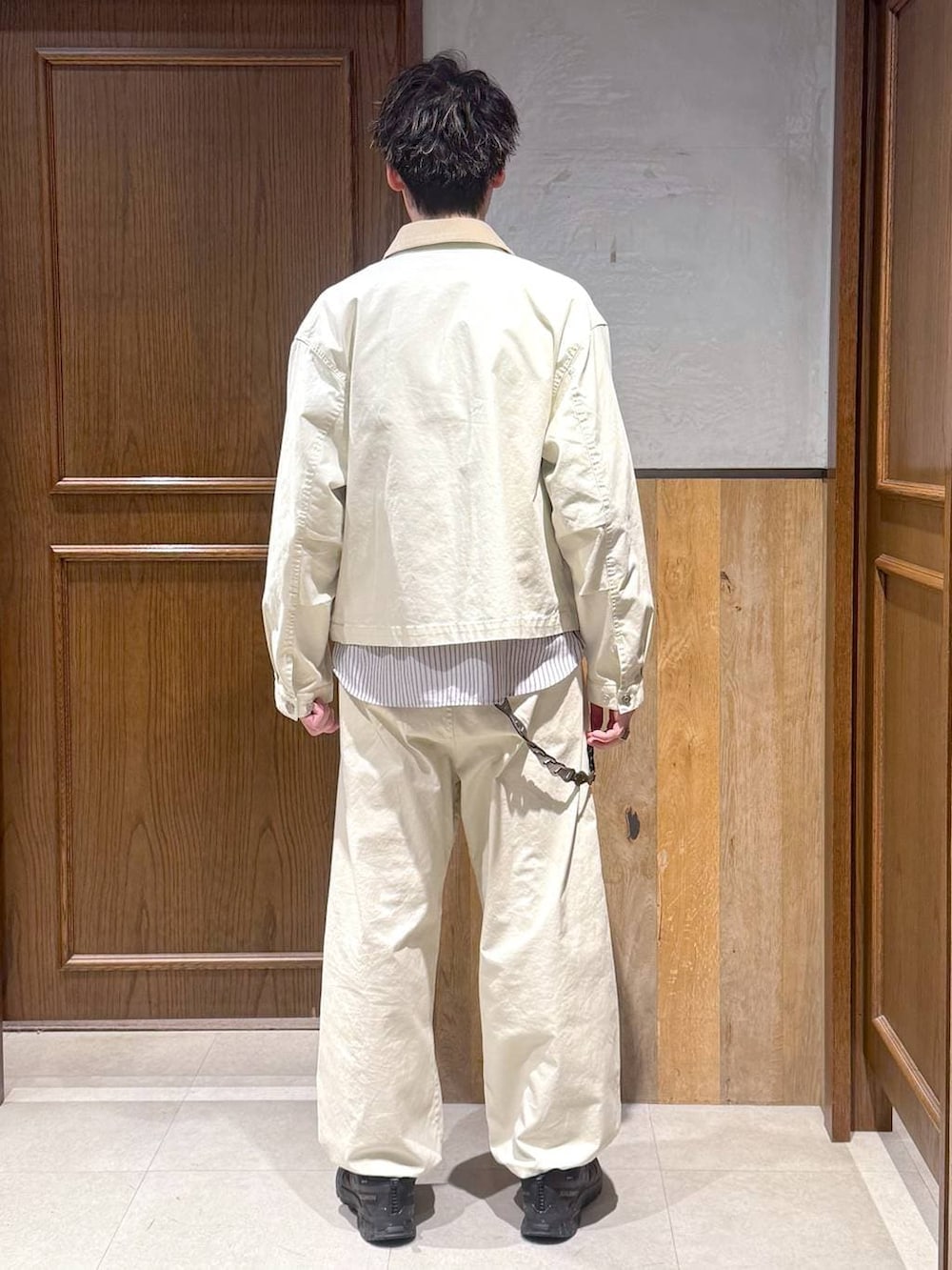 ホワイト系のスラックス、ホワイト系のブルゾン、ホワイト系のシャツ/ブラウスを着用したメンズの春コーディネートの4枚目の写真