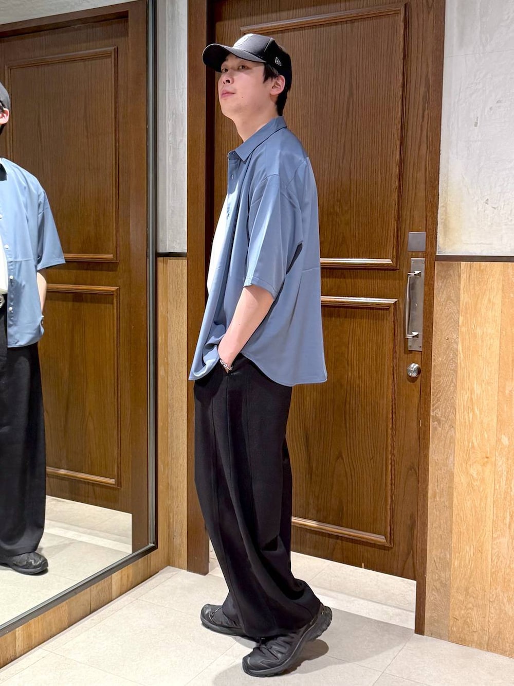 ブルー系のシャツ/ブラウス、ホワイト系のTシャツ/カットソー、ブラック系のスラックスを着用したメンズの春コーディネートの3枚目の写真