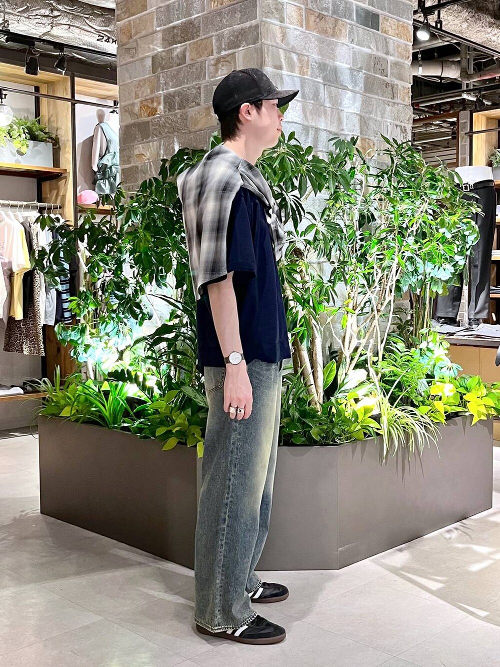 ホワイト系のシャツ/ブラウス、ブルー系のデニムパンツ、ブルー系のポロシャツを着用したメンズの春コーディネートの3枚目の写真