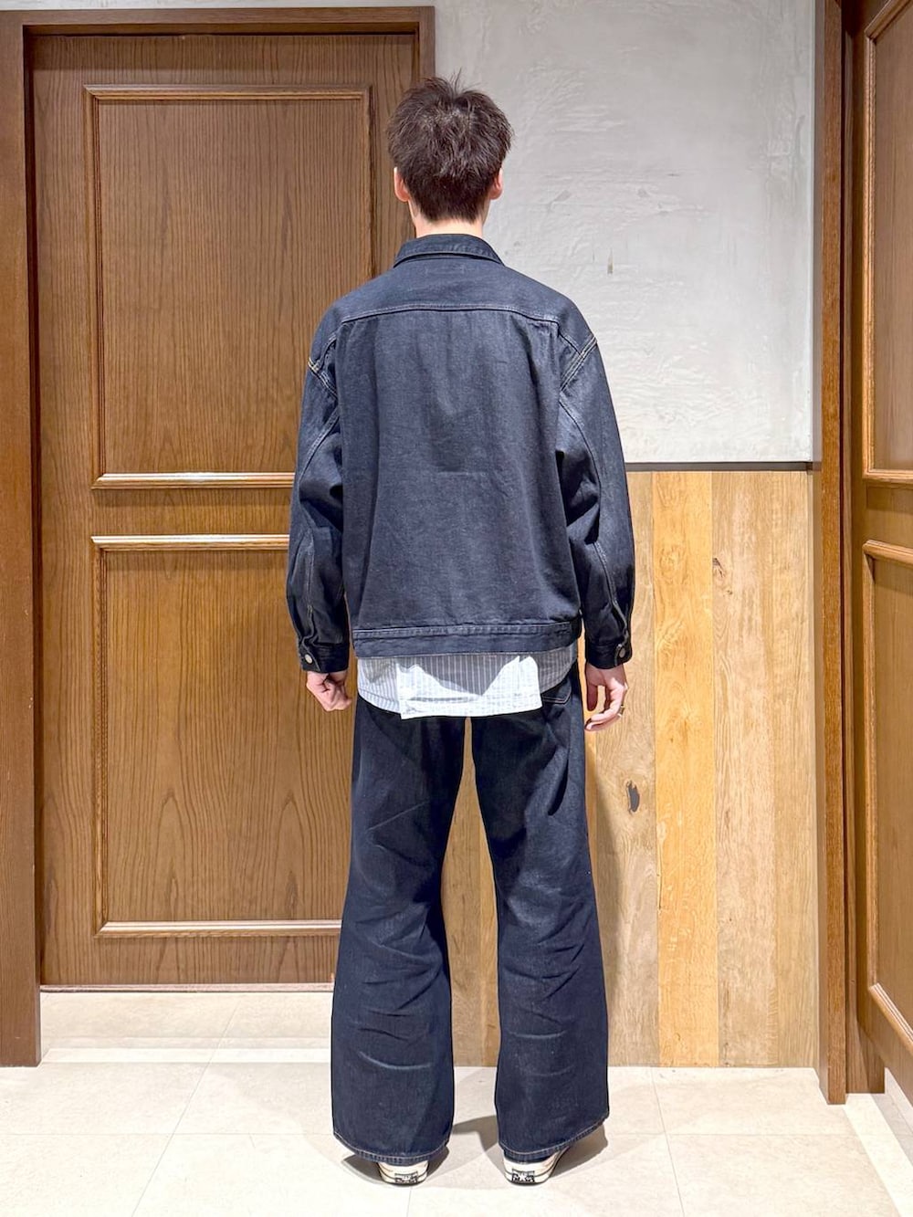 ブルー系のデニムパンツ、ブルー系のデニムジャケット、ブルー系のシャツ/ブラウスを着用したメンズの秋コーディネートの5枚目の写真