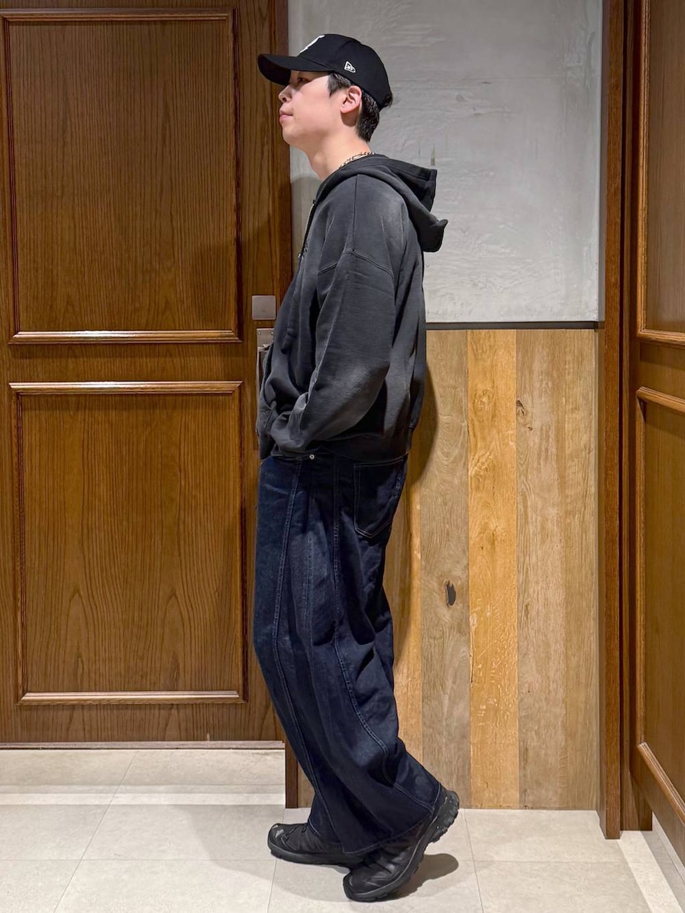 ホワイト系のTシャツ/カットソー、ブラック系のパーカー、ブルー系のデニムパンツを着用したメンズの春コーディネートの3枚目の写真