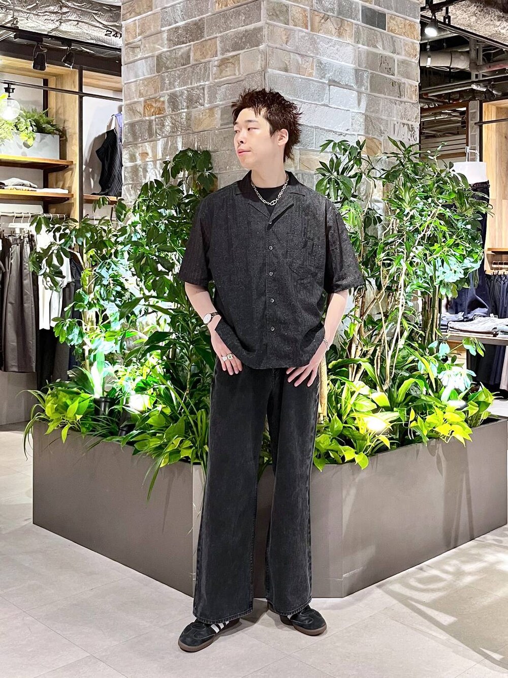 ブラック系のタンクトップ、ブラック系のデニムパンツ、ブラック系のシャツ/ブラウスを着用したメンズの夏コーディネートの2枚目の写真