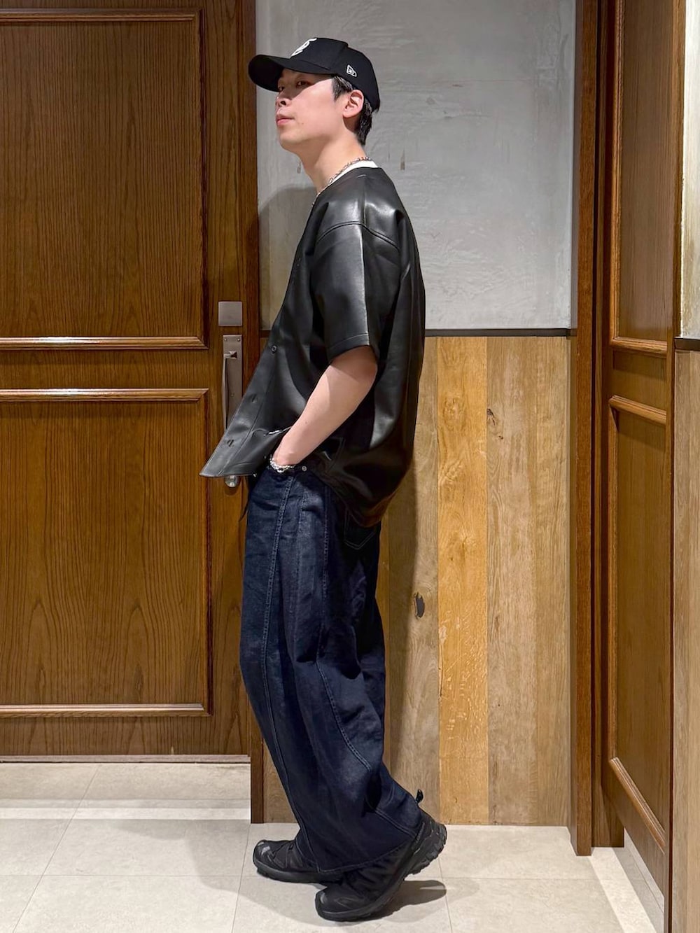 ホワイト系のTシャツ/カットソー、ブラック系のシャツ/ブラウス、ブルー系のデニムパンツを着用したメンズの春コーディネートの6枚目の写真