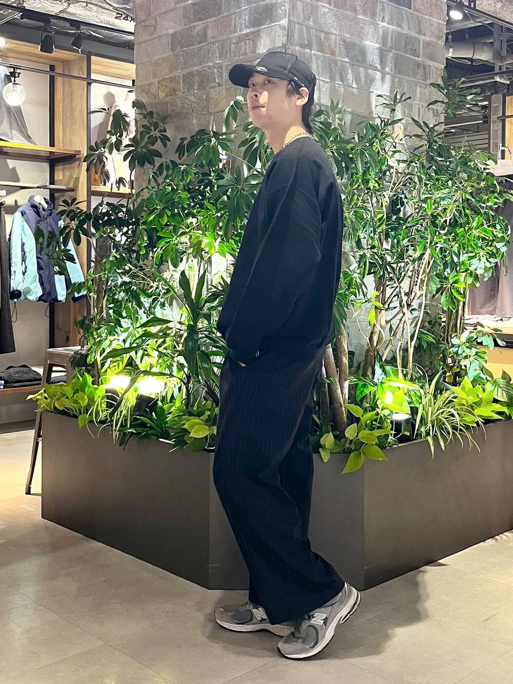 ブラック系のスラックス、その他のスウェットを着用したメンズの冬コーディネートの5枚目の写真