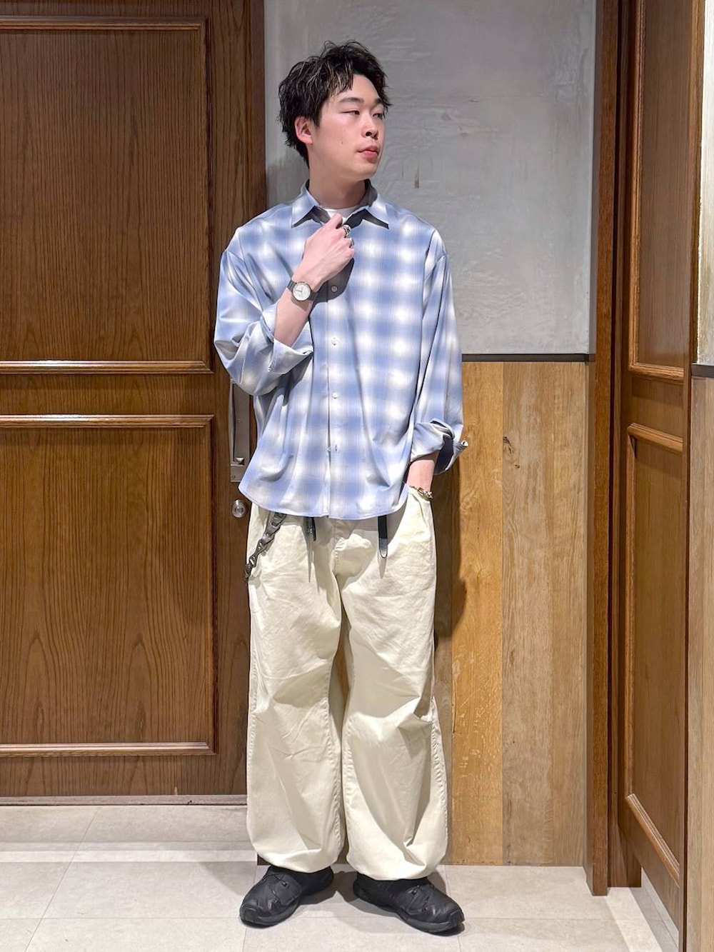 ブルー系のシャツ/ブラウス、ホワイト系のスラックスを着用したメンズの春コーディネートの6枚目の写真