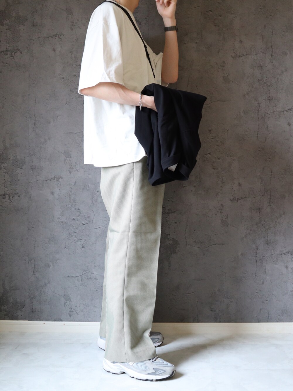 ブラック系のカーディガン/ボレロ、ベージュ系のスラックス、ブルー系のTシャツ/カットソーを着用したメンズの夏コーディネートの3枚目の写真